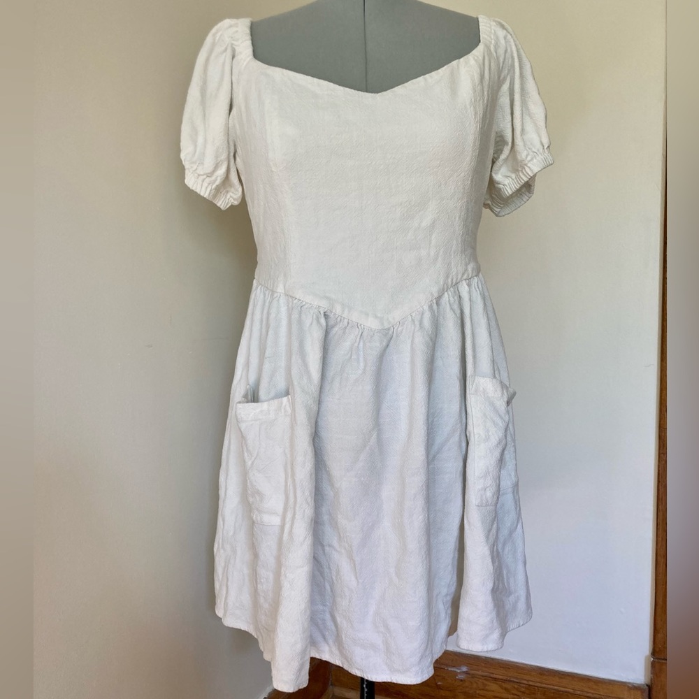 Fashion Brand Company White Dress with Two Pockets and Back Tie Size 4XL